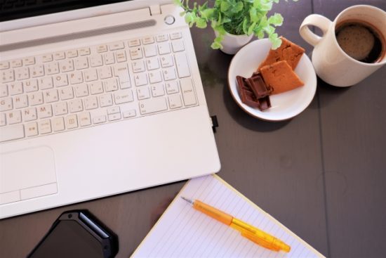 PC、ノート、コーヒー